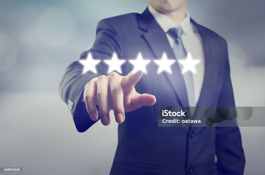 Businessman touching cinco estrellas. - Foto de stock de Hotel de lujo libre de derechos