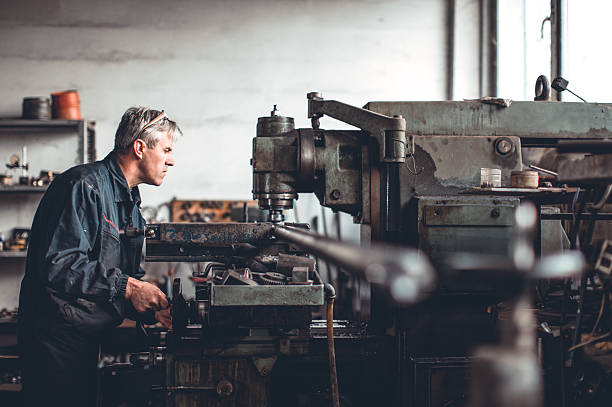 homme senior à l'atelier - fraiseuse photos et images de collection