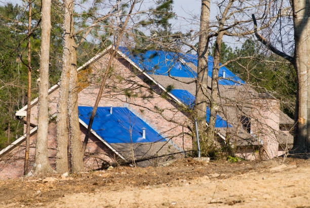 tornado beschädigt Haus mit blue Plane auf dem Dach – Foto