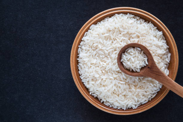 ryż na ciemnym tle. zdrowe odżywianie i styl życia. - asian tribal culture obrazy zdjęcia i obrazy z banku zdjęć