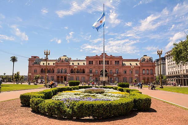 casa rosada in plaza de majo in buenos aires - buenos aires fotografías e imágenes de stock