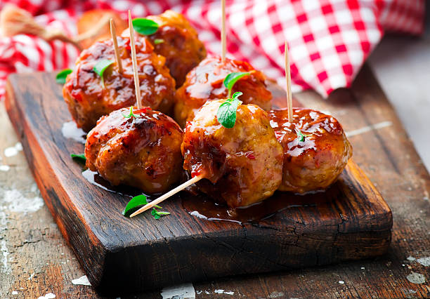 albóndigas de pollo con esmalte - aperitivo fotografías e imágenes de stock