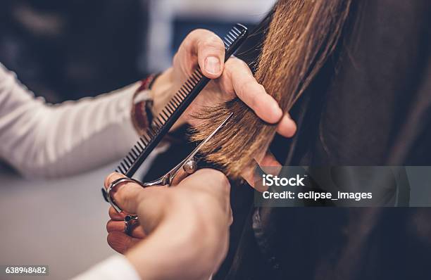 Friseur In Aktion Stockfoto und mehr Bilder von Friseurberuf - Friseurberuf, Friseursalon, Frisur