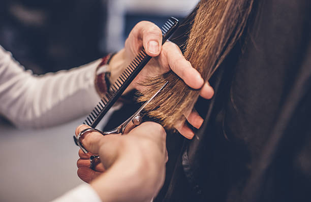 fryzjer w akcji... - hairstyle zdjęcia i obrazy z banku zdjęć