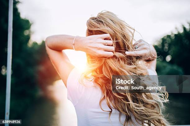 Chica Rubia De Pie En El Puente Foto de stock y más banco de imágenes de Verano - Verano, Cabello humano, Viento