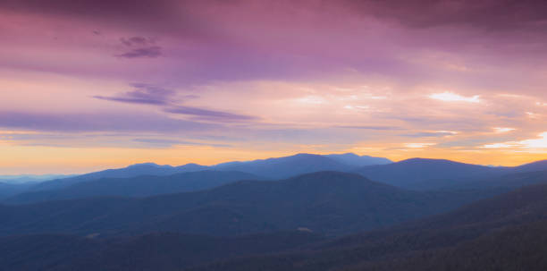 tramonto sopra le montagne - shenandoah river valley foto e immagini stock