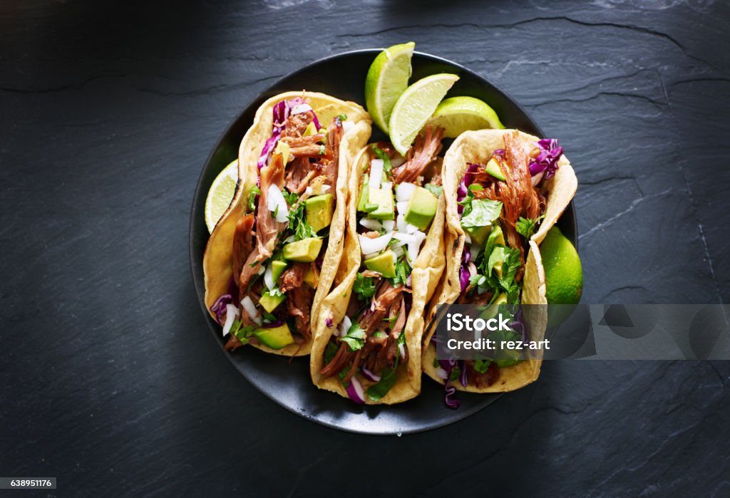 tacos callejeros mexicanos composición plana laica - Foto de stock de Taco - Alimento libre de derechos