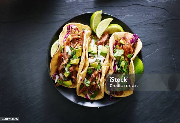 Tacos Callejeros Mexicanos Composición Plana Laica Foto de stock y más banco de imágenes de Taco - Alimento - Taco - Alimento, Comida mexicana, Vista elevada