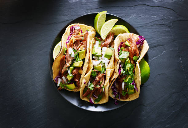 mexican street tacos flat lay composition - bord serviesgoed fotos stockfoto's en -beelden