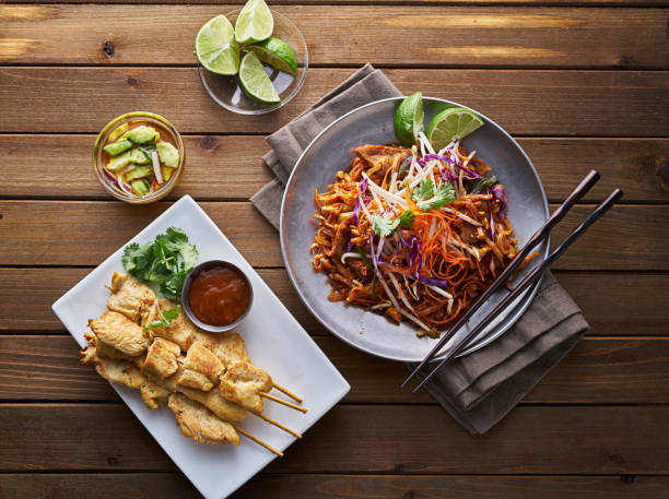 carne de res pad thai y pollo satay cena vista desde arriba - thai cuisine fotografías e imágenes de stock