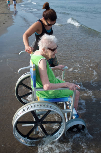 opiekunka i starsza kobieta na wózku inwalidzkim – zdjęcie
