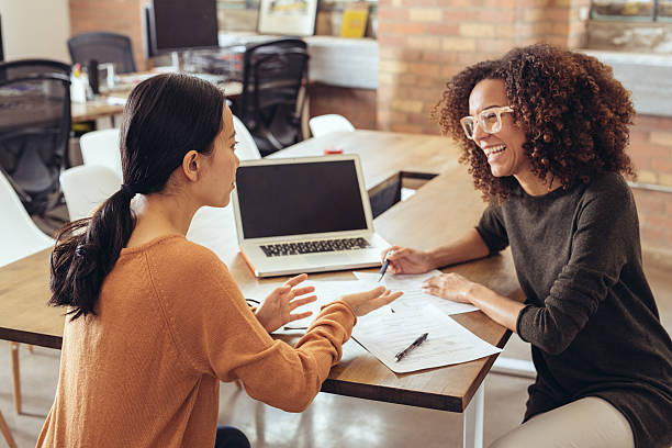 discuter de la nouvelle stratégie marketing - bank account photos et images de collection