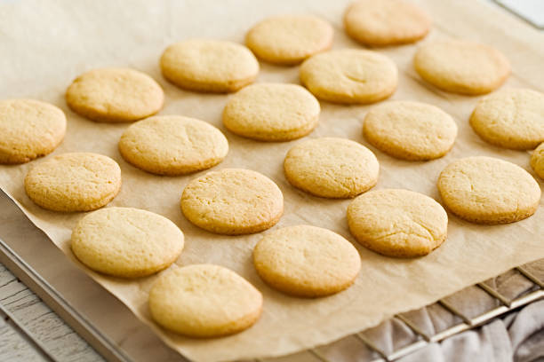 biscoitos de manteiga de laranja em um papel assado e rack de arame - shortbread - fotografias e filmes do acervo