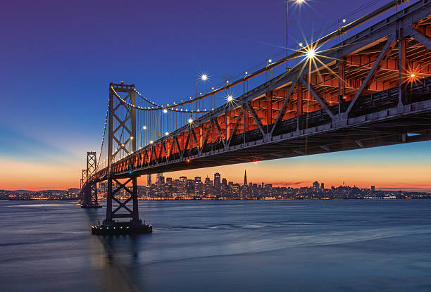 baia ponte e san francisco al tramonto - bay bridge car traffic transportation foto e immagini stock