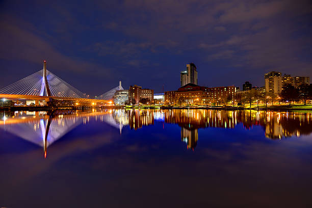 ボストンのチャールズ川のザキム橋の反射 - boston bridge leonard p zakim bunker hill bridge massachusetts ストックフォトと画像