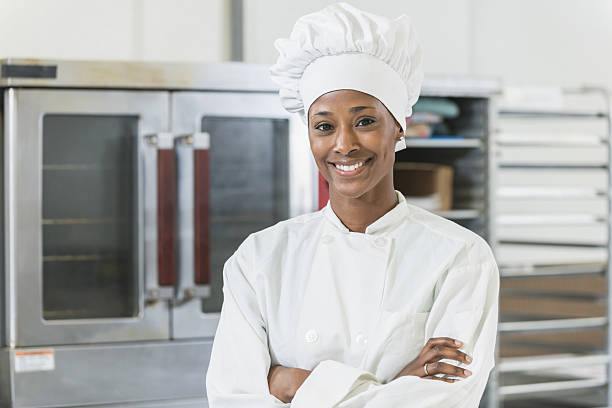 african american female chef in commercial kitchen - 廚師 圖片 個照片及圖片檔