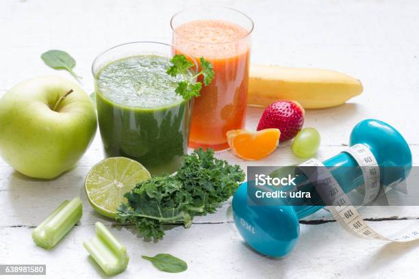 果物野菜ジューススムージーダンベルヘルスダイエットフィットネスコンセプト - 健康的な生活のストックフォトや画像を多数ご用意 - 健康的な生活, 運動する, 健康体