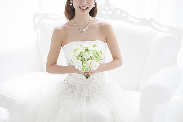 la mujer feliz encontró la felicidad. - boda coreana fotografías e imágenes de stock