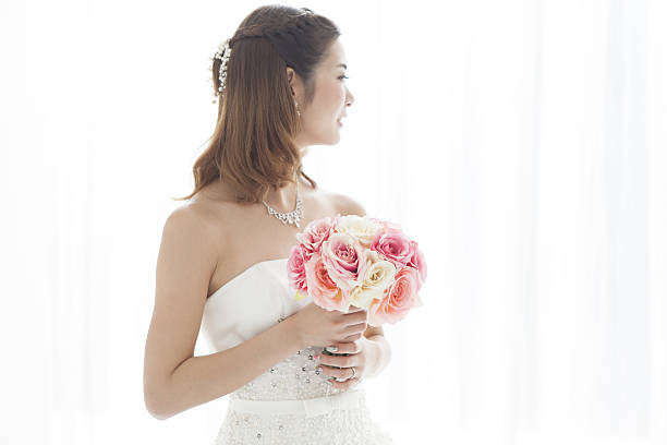 istock Close-up of a bride with a red bouquet. 638989860