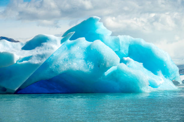 istock icebergs in tne Argentina Lake 638990226