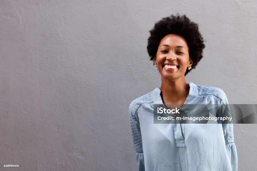 Hermosa sonrisa de mujer joven con hermosos - Foto de stock de 20 a 29 años libre de derechos