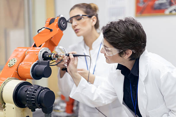 macchine di riparazione ingegneri in laboratorio - reparing foto e immagini stock