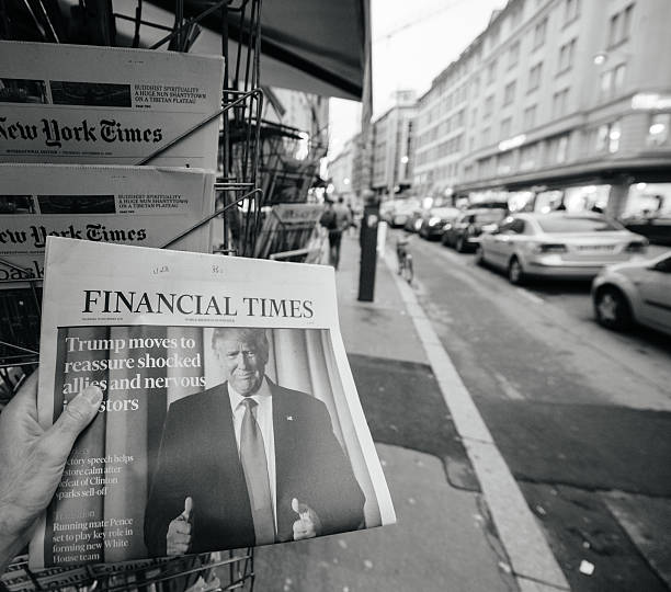 financial times о новом президенте сша трампа - the media expressing negativity new newspaper стоковые фото и изображения