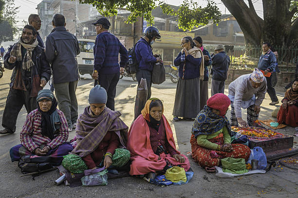 donne che vendono fiori di calendula per offrire il tempio delle scimmie swayambhunath kathmandu - thirld world foto e immagini stock