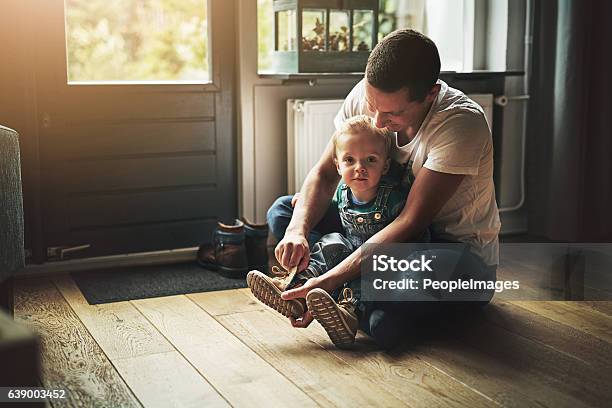 Photo libre de droit de Se Préparer Pour Une Journée banque d'images et plus d'images libres de droit de Chaussures - Chaussures, Enfant, Se vêtir