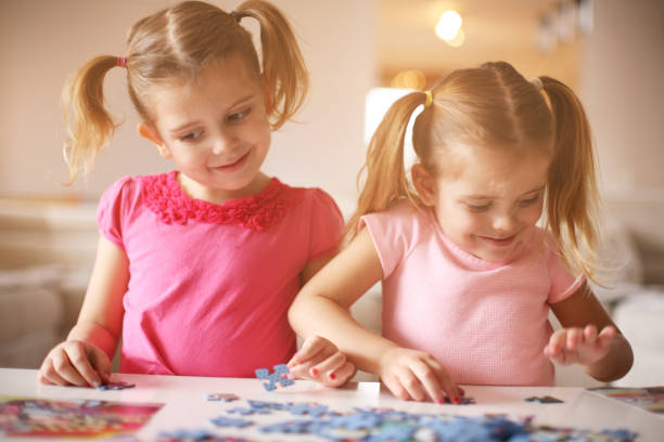 istock Girls playing puzzle 639007194