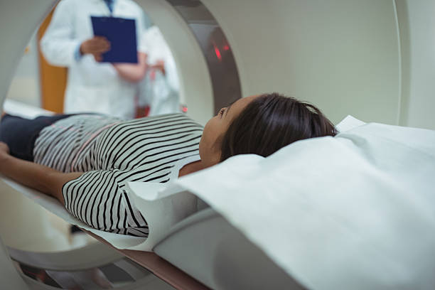 patient subissant un test de tomodensitométrie - tomographie photos et images de collection