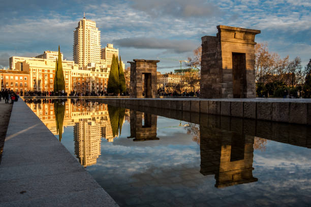istock Between the sky and the ground in Debod 639011664