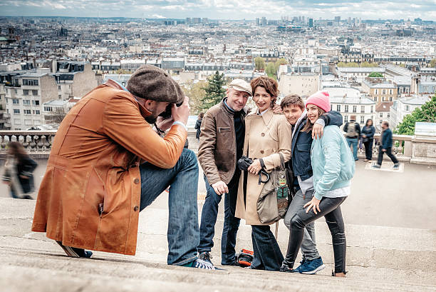 パリのモンマルトル階段で家族の写真を撮る写真家 - montmartre paris france basilique du sacre coeur france ストックフォトと画像