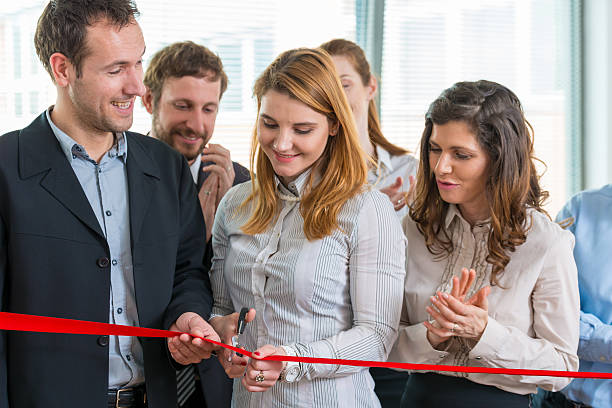 cerimónia de abertura com cortar a fita - business opening beginnings ribbon cutting imagens e fotografias de stock