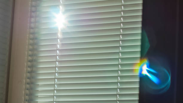 the sun's rays shining through blinds - sunblinds imagens e fotografias de stock