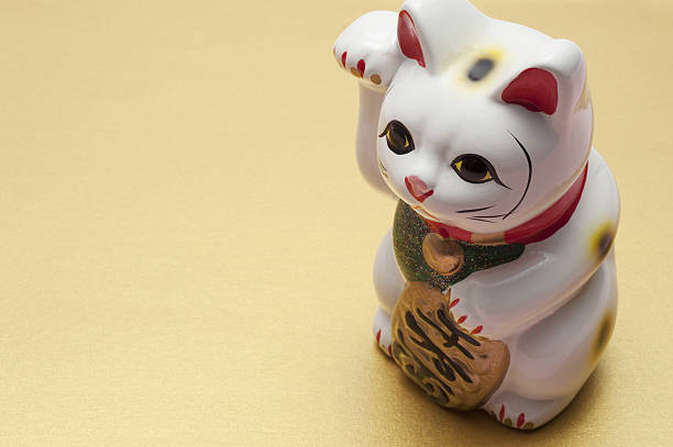 istock lucky cat on gold background 639019914