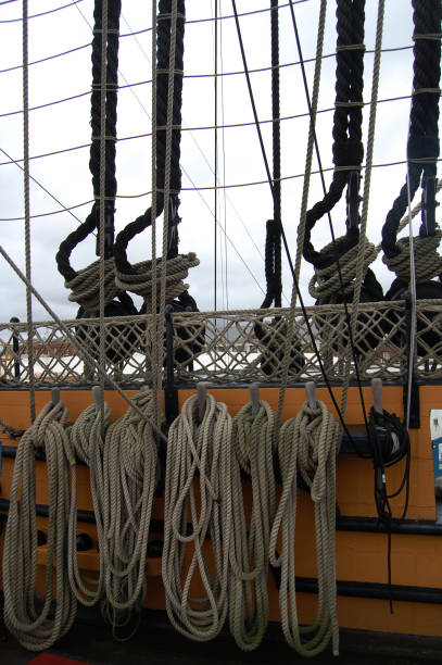 cordas no hms victory em portsmouth harbor, hampshire, - commercial dock harbor royal navy england - fotografias e filmes do acervo