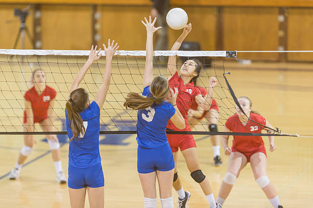 jugadora de voleibol femenina de la escuela secundaria escupiendo la pelota - pelota de vóleibol fotografías e imágenes de stock