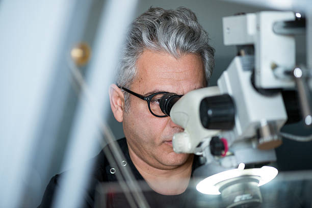 istock Professional gemstone settings jewellery craft laboratory: Man working with microscope 639030362