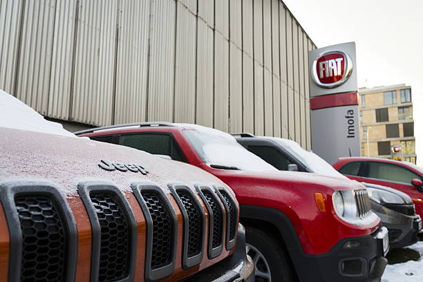 logotipo de la empresa jeep y del grupo fiat en el edificio del concesionario checo - intellectual property brand name branding symbol fotografías e imágenes de stock