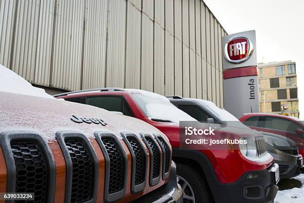  Logotipo De La Empresa Jeep Y Del Grupo Fiat En El Edificio Del Concesionario Checo Foto de stock y más banco de imágenes de Fiat
