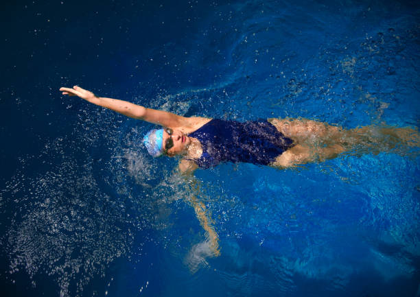 jeune femme natation - dos crawlé photos et images de collection