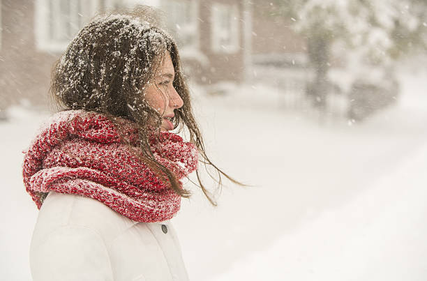 teenager-mädchen unter schneefall auf der straße - queens head stock-fotos und bilder