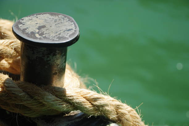 istock Ship rope tied in a nail 639048150