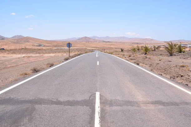 istock Asphalt Lonely Road 639055784