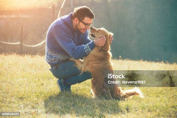 Photo libre de droit de Homme Et Son Chien Or Retriever Nature banque d'images et plus d'images libres de droit de Chien - Chien, Gérant, Hommes