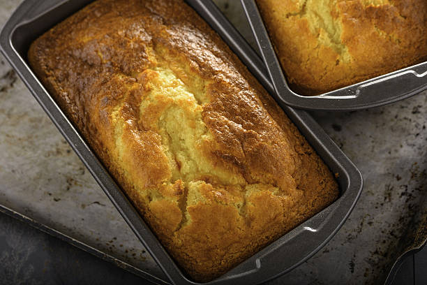pão de milho caseiro - forma de assar pão - fotografias e filmes do acervo
