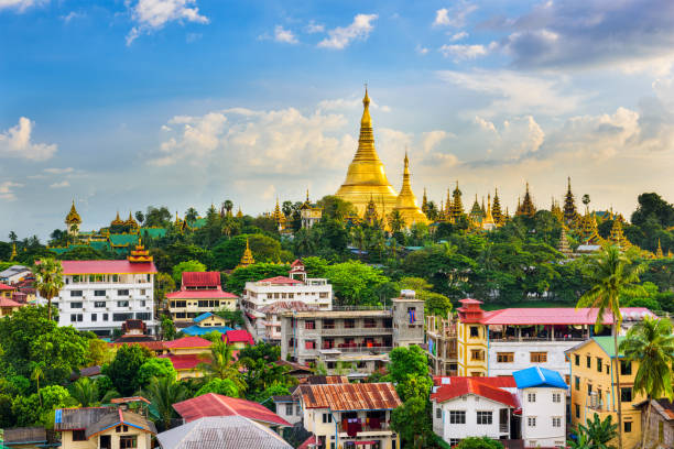 yangon horizonte de myanmar - shwedagon pagoda yangon sunset pagoda - fotografias e filmes do acervo