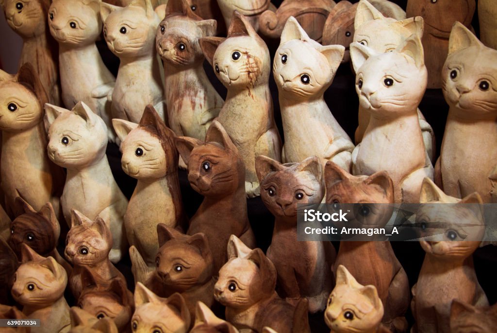 statues de chat en bois sculptées à la main - Photo de Affaires libre de droits