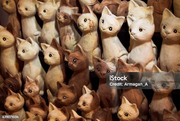 Photo libre de droit de Statues De Chat En Bois Sculptées À La Main banque d'images et plus d'images libres de droit de Affaires - Affaires, Affaires Finance et Industrie, Art et Artisanat